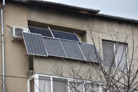 Balconul solar: Un orădean a reușit să-și scadă considerabil factura de curent montând panouri solare în balcon! (FOTO)