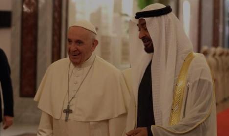 Vizită istorică: Papa Francisc s-a dus în Emiratele Arabe Unite şi va oficia o liturghie în faţa a 130.000 de persoane (VIDEO)