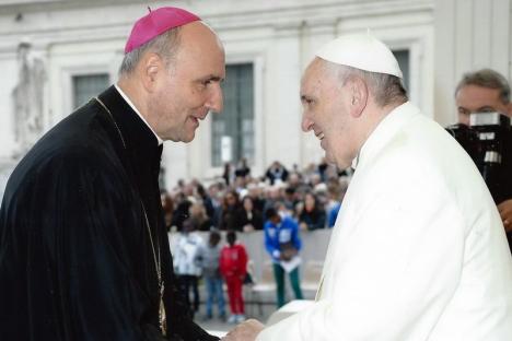 Emoţionanta scrisoare a Papei Francisc pentru episcopul de Oradea, Virgil Bercea: 'Nici flăcările nu au putut să pună stavilă neobositei Tale slujiri'