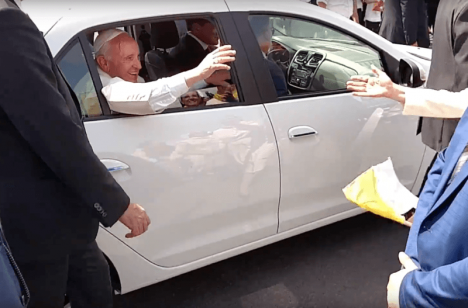 Papa Francisc s-a plimbat cu Dacia Logan (VIDEO)