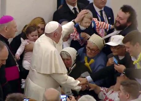 „Mă simt acasă cu voi”: Demonstraţie de iubire a Papei Francisc la Iaşi, unde a sărutat pe frunte copiii bolnavi (VIDEO)