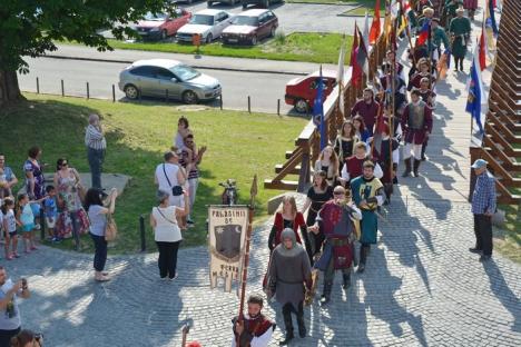 Atmosferă medievală: Orădenii au fost invitaţi la Zilele Cetăţii printr-o paradă cu luptători, cavaleri şi domniţe (FOTO/VIDEO)