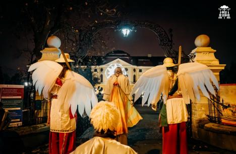 Prima lumânare de Advent a fost aprinsă în Oradea după o paradă a „îngerilor” (FOTO)