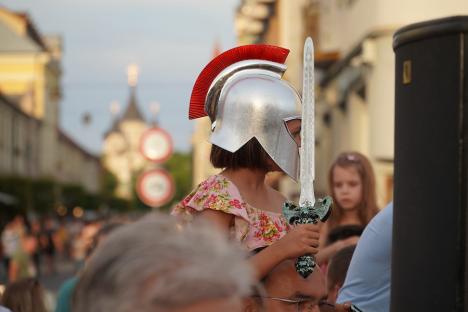 A început Festivalul medieval în Oradea! Cavalerii şi domniţele au „invadat” Piaţa Unirii (FOTO/VIDEO)