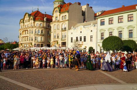 A început Festivalul Medieval în Oradea! Cavalerii au depus jurământul coifurilor în Piaţa Unirii (FOTO/VIDEO)