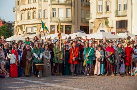 A început Festivalul Medieval în Oradea! Cavalerii au depus jurământul coifurilor în Piaţa Unirii (FOTO/VIDEO)