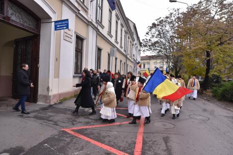 Zâmbete, colinde şi culoare în centrul Oradiei: Sute de copii şi tineri au participat la o paradă a costumelor populare (FOTO)