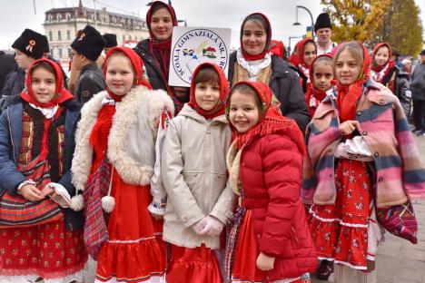 Zâmbete, colinde şi culoare în centrul Oradiei: Sute de copii şi tineri au participat la o paradă a costumelor populare (FOTO)