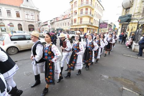 Parada costumelor populare: Peste 300 de copii din mai multe județe au colindat prin centrul Oradiei (FOTO / VIDEO)