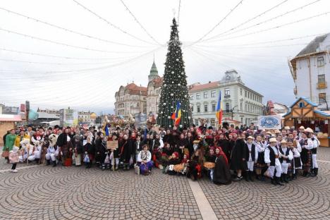 Parada costumelor populare: Peste 300 de copii din mai multe județe au colindat prin centrul Oradiei (FOTO / VIDEO)