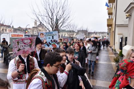Peste 500 de elevi au colindat prin centrul Oradiei (FOTO)