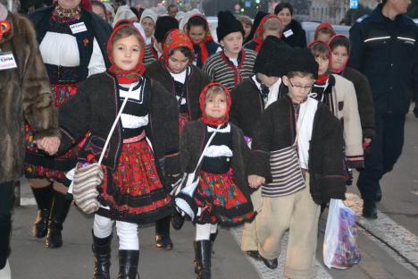„Asta-i datina străveche”: Copii din mai multe județe prezintă obiceiuri de Crăciun și Anul Nou, la Sânmartin