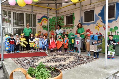Parada reciclării și a vieții sănătoase: Elevii unei grădinițe din Oradea au defilat în costume colorate, din materiale refolosite (FOTO)