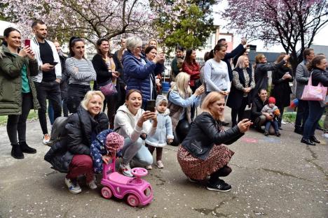 Parada reciclării și a vieții sănătoase: Elevii unei grădinițe din Oradea au defilat în costume colorate, din materiale refolosite (FOTO)