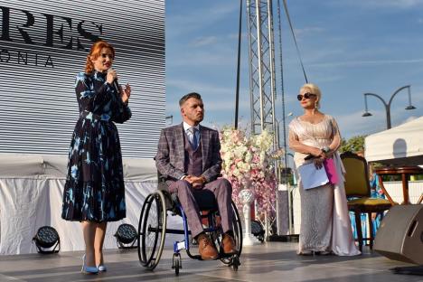 'Viaţa e frumoasă şi în scaun rulant!': Persoane cu dizabilităţi din Oradea, modele pe catwalk în Piaţa Unirii (FOTO / VIDEO)