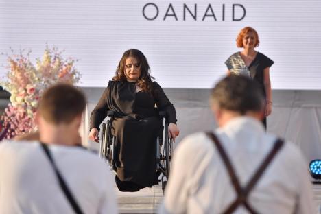 'Viaţa e frumoasă şi în scaun rulant!': Persoane cu dizabilităţi din Oradea, modele pe catwalk în Piaţa Unirii (FOTO / VIDEO)