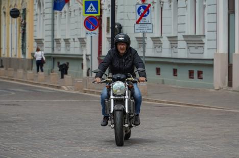 Gentlemeni pe motor: Zeci de motocicliști îmbrăcați elegant au pornit în paradă prin Oradea și Băile Felix (FOTO/VIDEO)