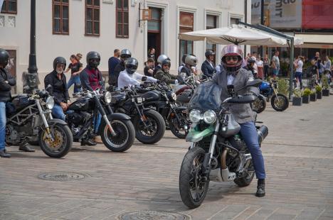 Gentlemeni pe motor: Zeci de motocicliști îmbrăcați elegant au pornit în paradă prin Oradea și Băile Felix (FOTO/VIDEO)
