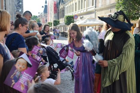Festivalul de Teatru Arcadia, promovat printr-o paradă a păpuşilor şi personajelor de basm (FOTO)