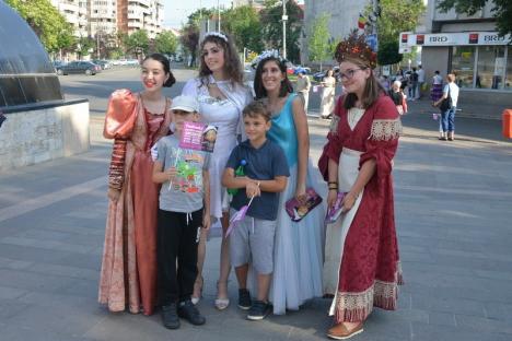 Festivalul de Teatru Arcadia, promovat printr-o paradă a păpuşilor şi personajelor de basm (FOTO)