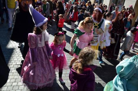 Oradea de basm: Zeci de personaje din poveştile copilăriei s-au plimbat prin centru (FOTO)
