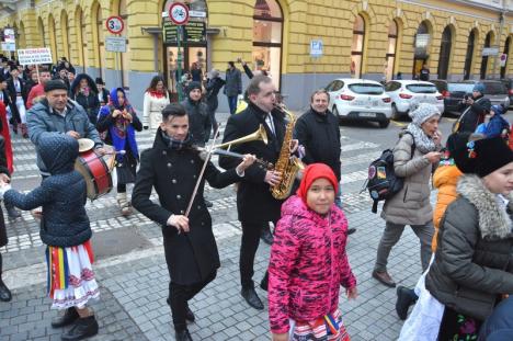 'Asta-i datina străveche': 350 de copii, în straie tradiționale, au colindat pe străzile Oradiei (FOTO/VIDEO)