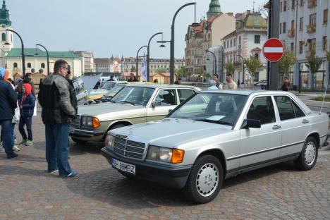 Parada 'clasicilor': Zeci de maşini retro, expuse în Piaţa Unirii (FOTO/VIDEO)
