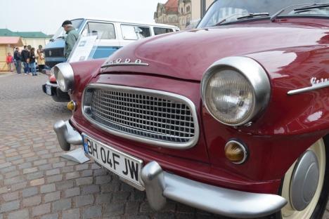 Parada 'clasicilor': Zeci de maşini retro, expuse în Piaţa Unirii (FOTO/VIDEO)