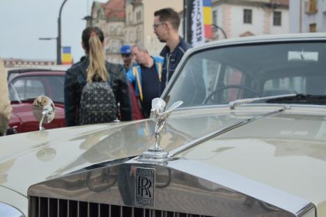 Paradă în Piaţa Unirii: 28 de maşini de epocă au fost admirate de orădeni (FOTO)