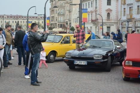 Paradă în Piaţa Unirii: 28 de maşini de epocă au fost admirate de orădeni (FOTO)