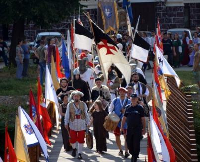 Atmosferă medievală: Orădenii au fost invitaţi la Zilele Cetăţii printr-o paradă cu luptători, cavaleri şi domniţe (FOTO/VIDEO)