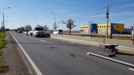 Atenţie, şoferi, trafic restricţionat în zona Aeroportului Oradea! Se toarnă, pe loc, parapeţi despărţitori de sens pe axul şoselei (FOTO/VIDEO)
