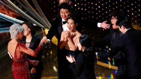 Surprize la Oscar 2020: premiul cel mare a fost luat în premieră de un film vorbit într-o altă limbă decât engleza. Lista completă a câștigătorilor (VIDEO)
