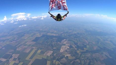 Anti-PSD şi la înălţime: Un paraşutist a sărit de la 4.000 de metri cu mesajul 'M... PSD' (FOTO)