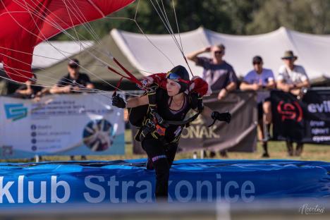 Campioană la înălțime: Povestea Biancăi Creț, tânăra orădeancă de numai 40 de kilograme, campioană națională la parașutism (FOTO/VIDEO)