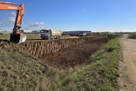 Vor să câștige teren! Pârâul Salca din Parcul Industrial II al Oradiei este în curs de intubare (FOTO)