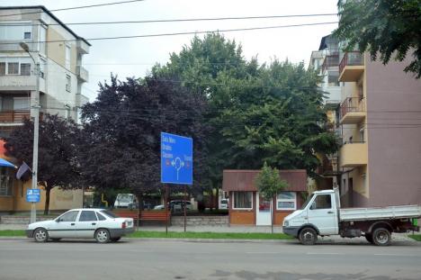 Parc de vânzare! După ce i l-a retrocedat Primăria, un afacerist din Marghita a anunţat că vinde un... parc (FOTO)