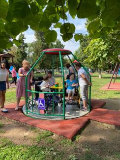 Aparate de joacă pentru copiii cu dizabilități, într-un parc din Oradea (FOTO)