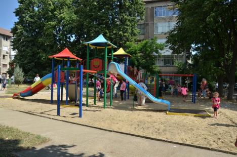 Donaţie de 50.000 lei. Americanii au inaugurat parcul amenajat în strada Aluminei (FOTO)