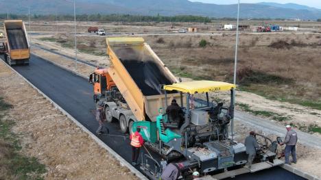 Lucrările la Parcul Industrial din Ștei au ajuns la stadiul de 70%. În ce fază sunt cele de la Marghita și Aleșd (FOTO)