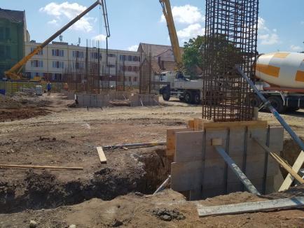 ADP Oradea: Se realizează infrastructura fundaţiei la parcarea de pe strada George Bariţiu (FOTO)