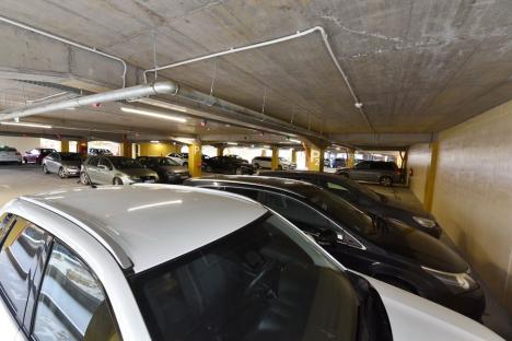 Stop, parcarea mea! De ce e mereu plină cea mai nouă parcare subterană din Oradea (FOTO)
