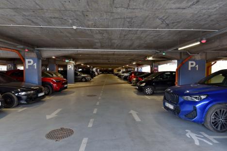 Stop, parcarea mea! De ce e mereu plină cea mai nouă parcare subterană din Oradea (FOTO)