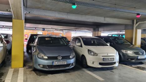 Beculeţ avariat: Cea mai nouă parcare supraetajată din Oradea dă chix la cel puțin două capitole (FOTO)