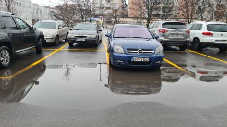 Parcare ca la mare: La Spitalul Municipal din Oradea, parcarea publică aduce a piscină (FOTO)