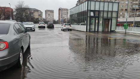 Parcare ca la mare: La Spitalul Municipal din Oradea, parcarea publică aduce a piscină (FOTO)