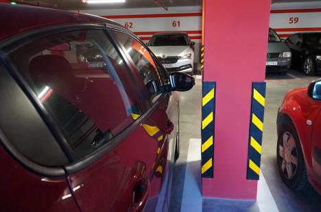 Faceți-vă mici! Primăria nu vrea să accepte că a comandat parcări prea mici, în care orădenii se chinuie și își lovesc mașinile (FOTO/VIDEO)
