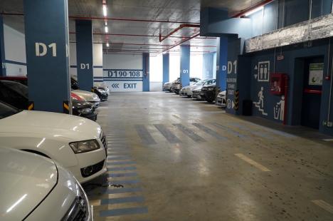 Faceți-vă mici! Primăria nu vrea să accepte că a comandat parcări prea mici, în care orădenii se chinuie și își lovesc mașinile (FOTO/VIDEO)