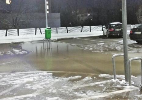 Sub apă! Parcarea supraetajată de la Spitalul Municipal din Oradea s-a transformat în patinoar (FOTO)