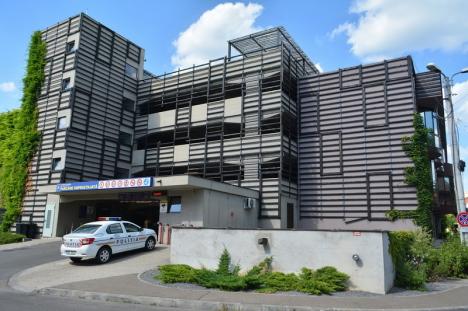 Justiție pedestră: Cum se îmbulzesc locatarii Palatului de Justiţie din Oradea să-şi facă abonamente de parcare